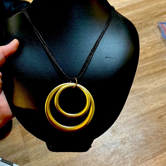 Beautiful Vintage black rope with three strings with a stunning Gold pendant - Picture 2 of 11